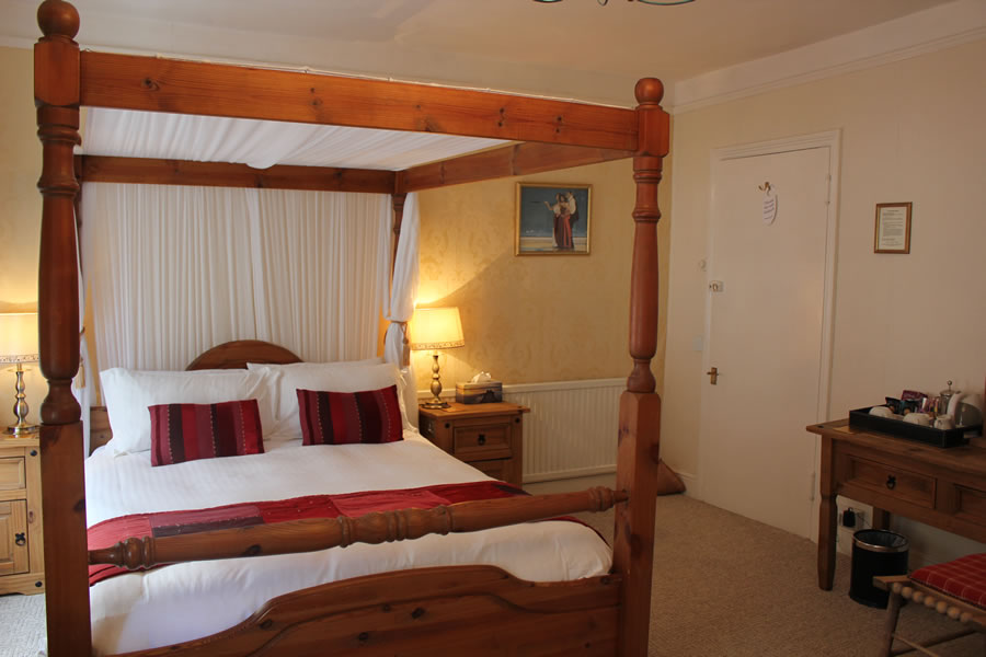 Bedroom 1 Four Poster